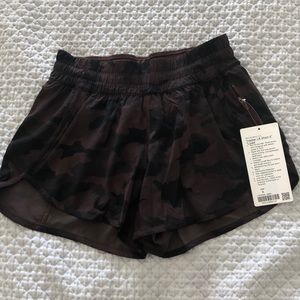 Lululemon Tracker LR Short 4” Size 6